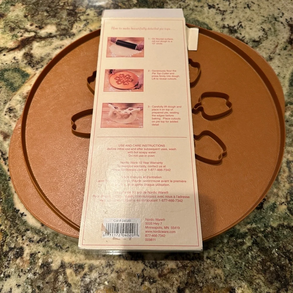 NEW Nordic Ware Pie Top Cutter Leaves and Apples‎ Reversible Fall Autumn